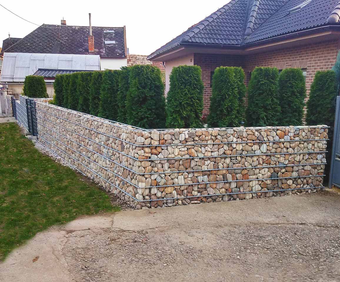 svetlohnedý gabion so živým plotom